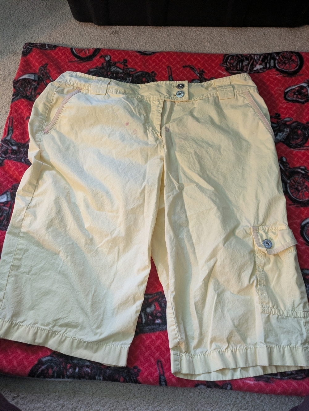 Bright Summer Vibe: Yellow Cargo Capri Pants